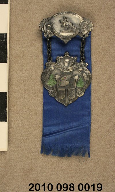 Insignia de peltre con cinta azul de la Convención de la Asociación Internacional de Maestros Pintores y Decoradores celebrada en St. Louis en 1911 de Unknown